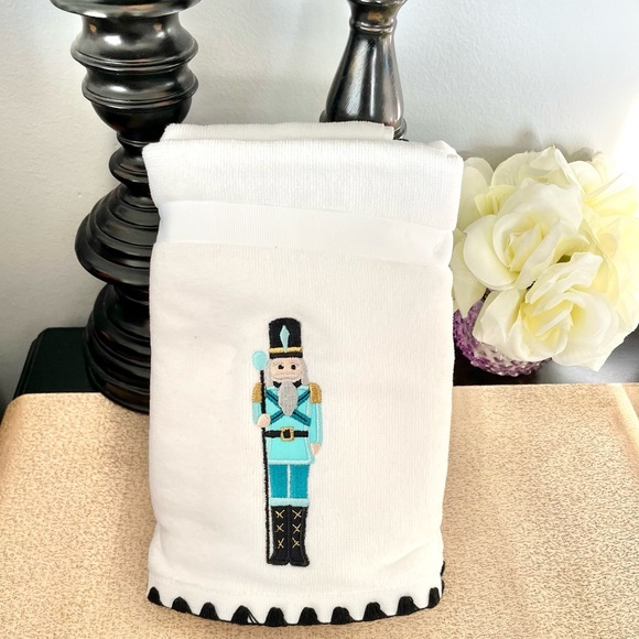 NWT Set of 2 NUTCRACKER Bathroom Hand Towels - Picture 3 of 7